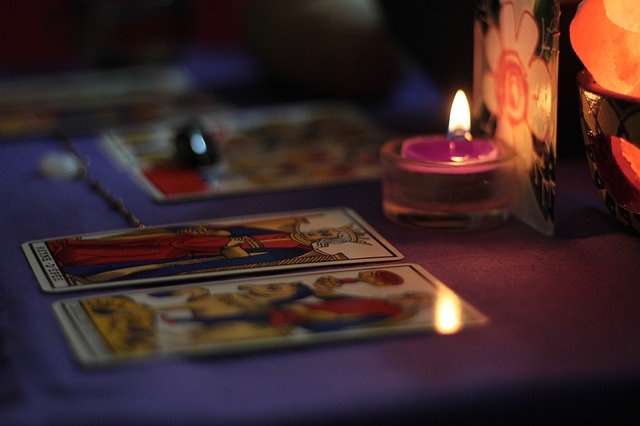 karty u svíček